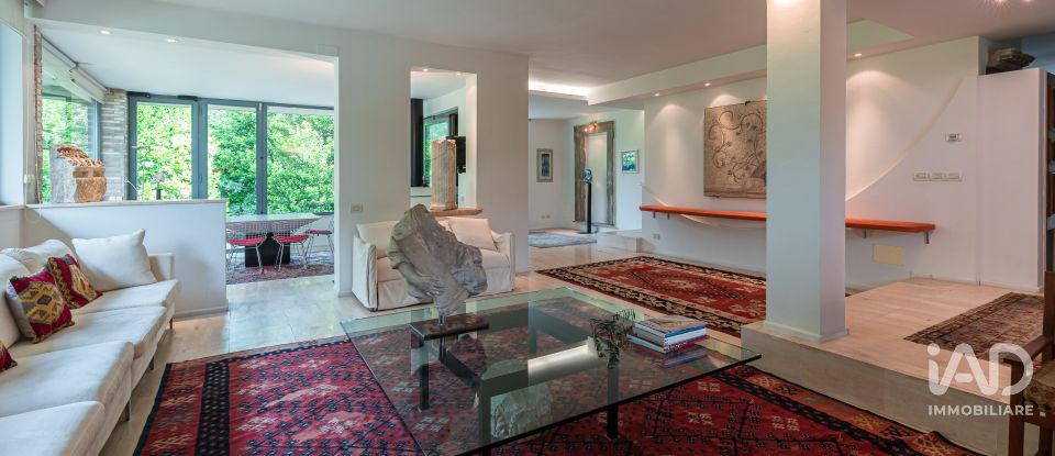 Casale 8 locali di 350 m² in Assisi (06081)