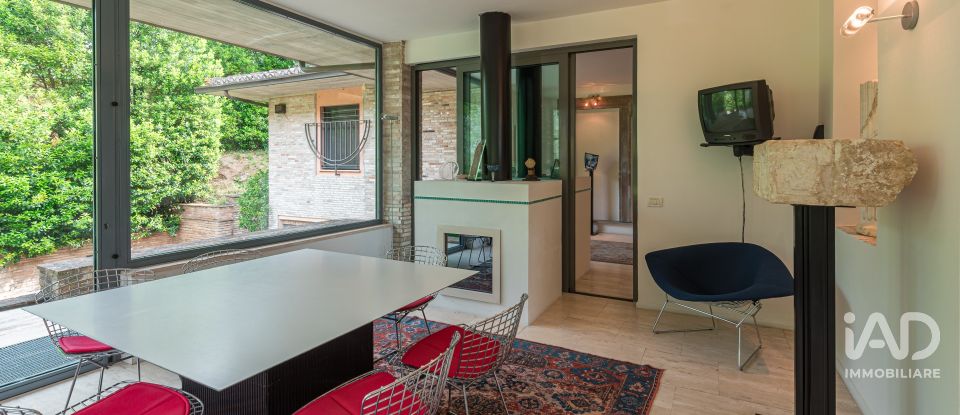 Casale 8 locali di 350 m² in Assisi (06081)