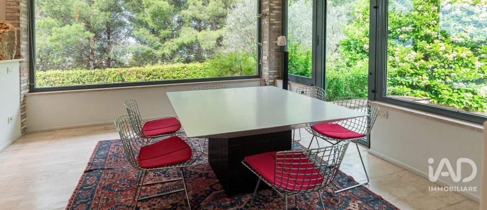 Casale 8 locali di 350 m² in Assisi (06081)