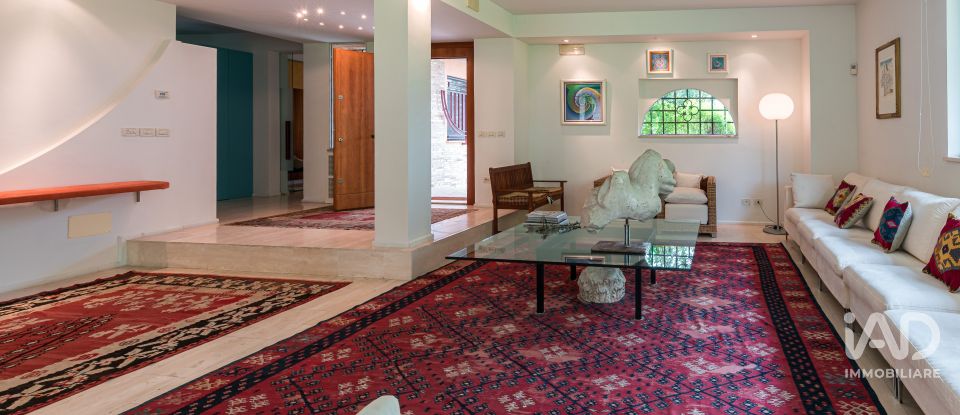 Casale 8 locali di 350 m² in Assisi (06081)