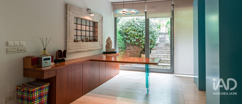 Casale 8 locali di 350 m² in Assisi (06081)