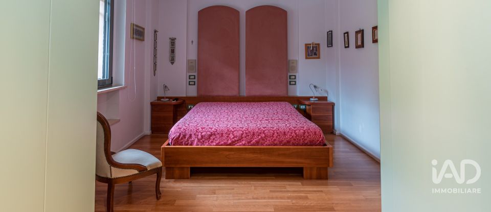 Casale 8 locali di 350 m² in Assisi (06081)