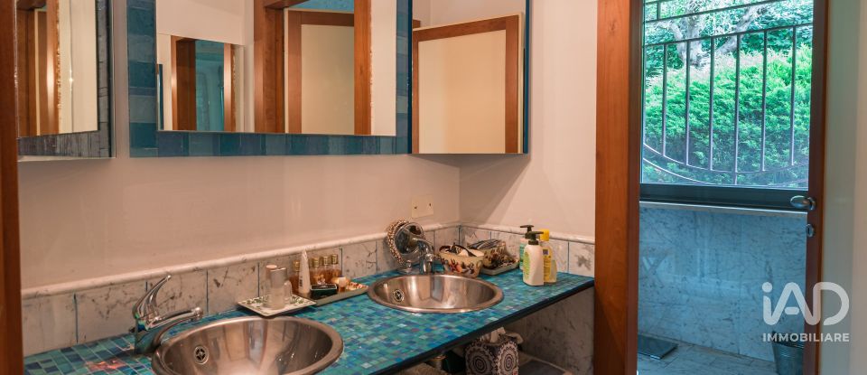 Casale 8 locali di 350 m² in Assisi (06081)