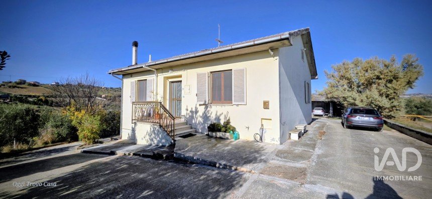 Casa indipendente / Villa 8 locali di 149 m² in Castel di Lama (63082)
