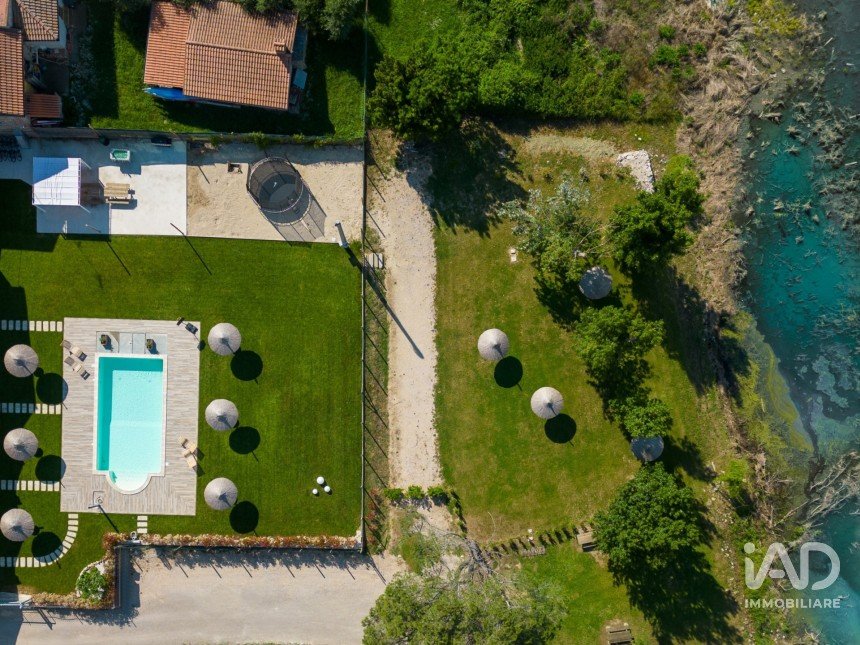 Casale 13 locali di 900 m² in Perugia (06132)