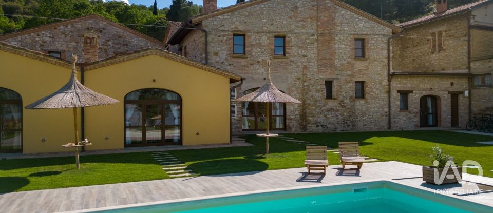 Casale 13 locali di 900 m² in Perugia (06132)