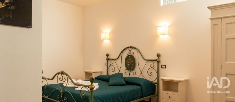 Casale 13 locali di 900 m² in Perugia (06132)