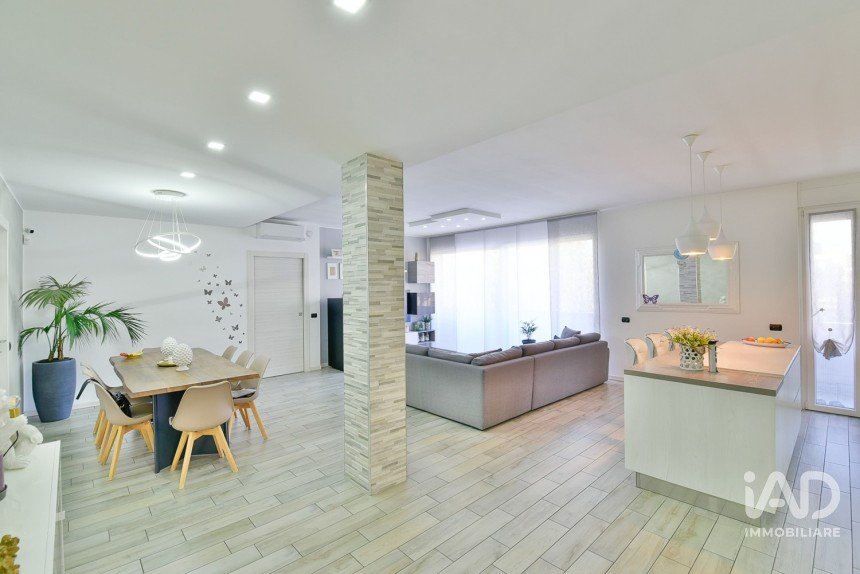 House 4 rooms of 173 m² in Meda (20821)