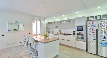 Casa indipendente / Villa 4 locali di 173 m² in Meda (20821)