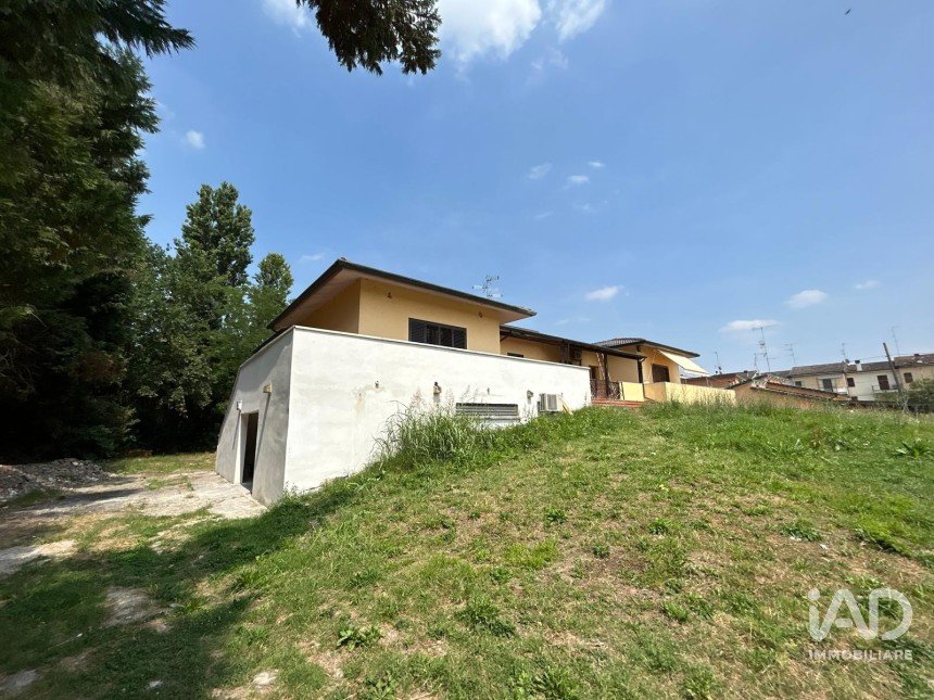 House 4 rooms of 220 m² in Finale Emilia (41035)
