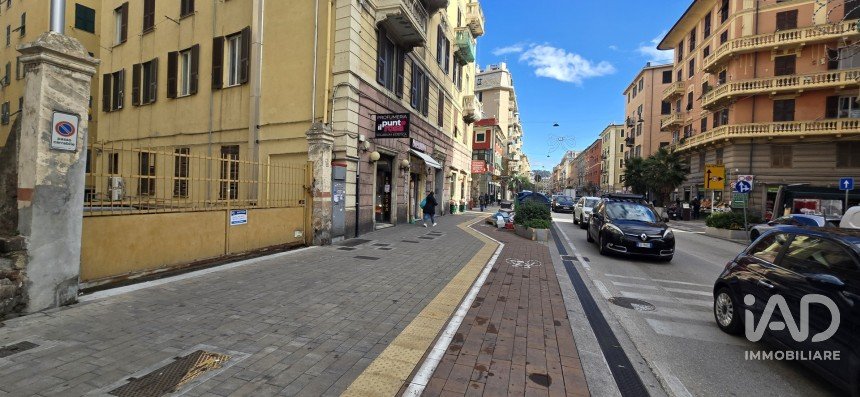 Shop / premises commercial of 1,300 m² in Genova (16152)
