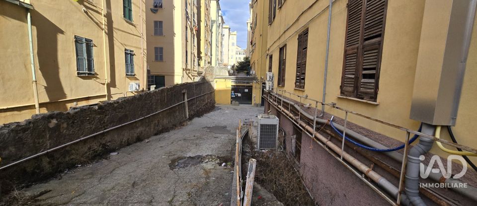Shop / premises commercial of 1,300 m² in Genova (16152)