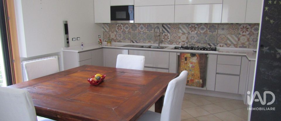 Farm 9 rooms of 308 m² in Lanciano (66034)