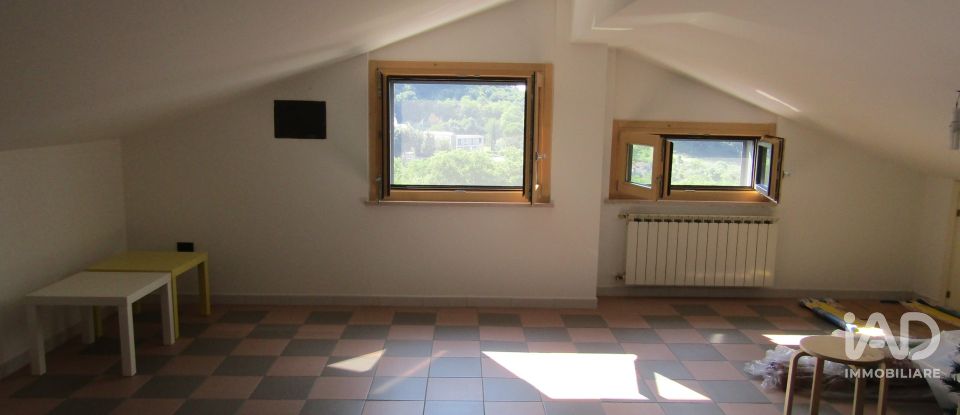 Farm 9 rooms of 308 m² in Lanciano (66034)