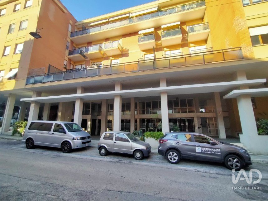 Shop / premises commercial of 420 m² in Ancona (60131)