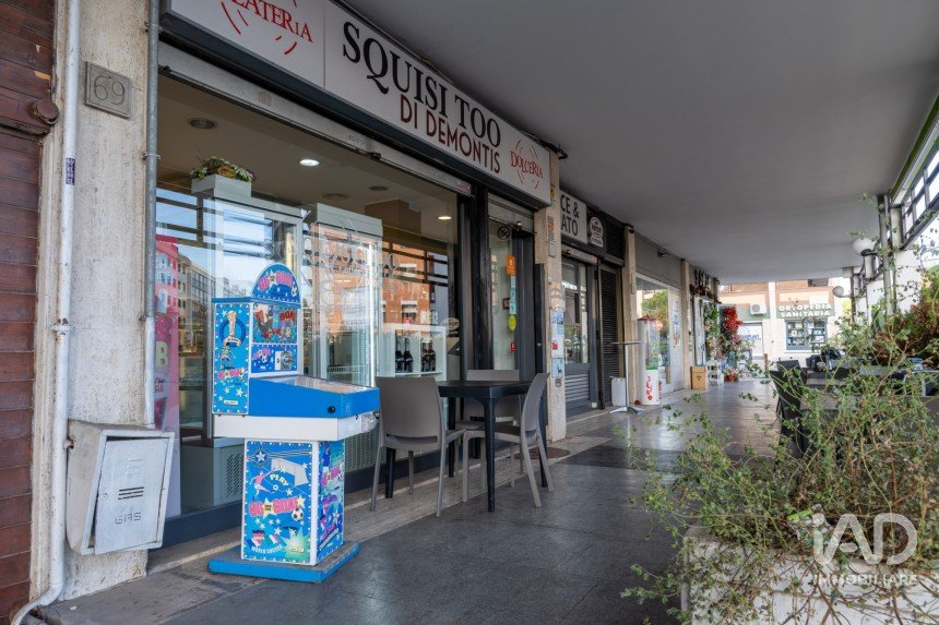 Shop / premises commercial of 114 m² in Roma (00142)