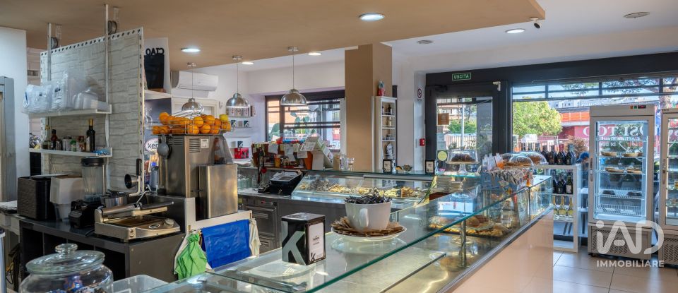 Shop / premises commercial of 114 m² in Roma (00142)