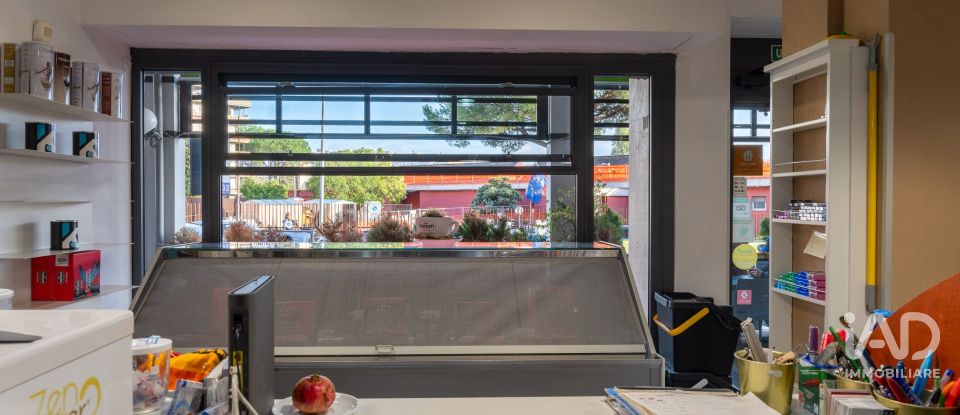 Shop / premises commercial of 114 m² in Roma (00142)