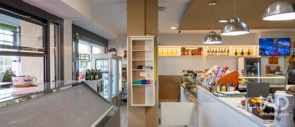 Shop / premises commercial of 114 m² in Roma (00142)