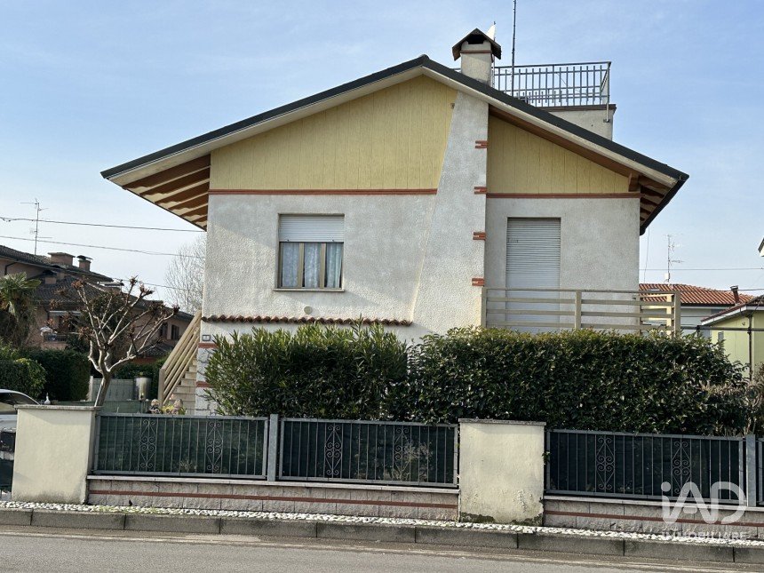 Casa indipendente 4 locali di 150 m² in Novi di Modena (41016)