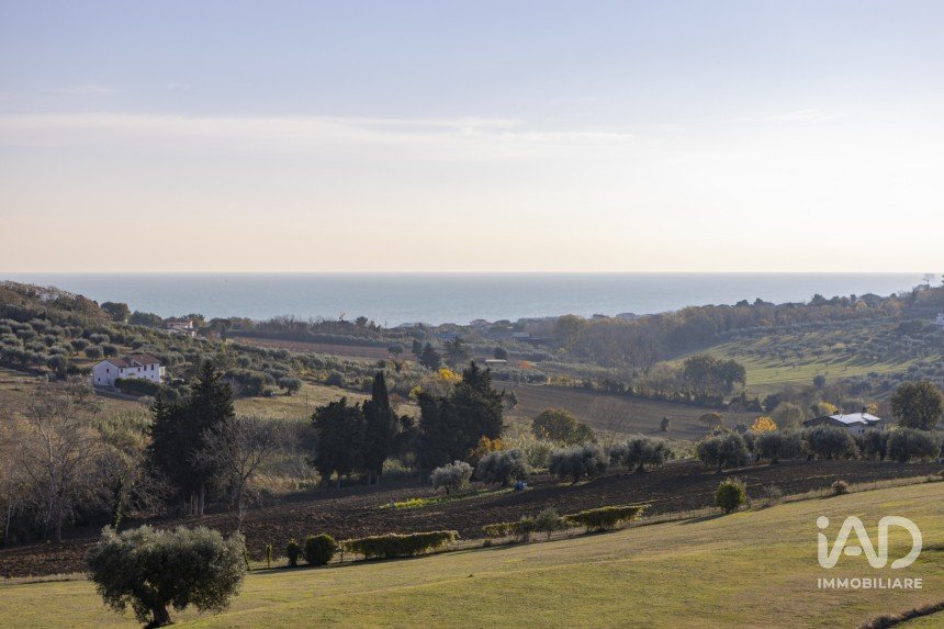 House boat 8 rooms of 233 m² in Civitanova Marche (62012)