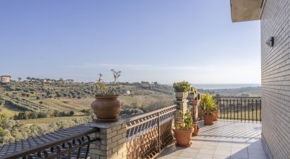 Villa Bifamiliare 8 locali di 233 m² in Civitanova Marche (62012)