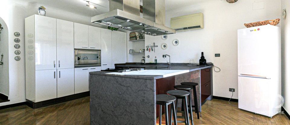 Appartamento 7 locali di 230 m² a Genova (16126)