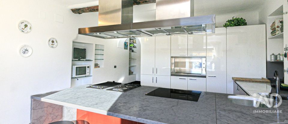 Appartamento 7 locali di 230 m² a Genova (16126)