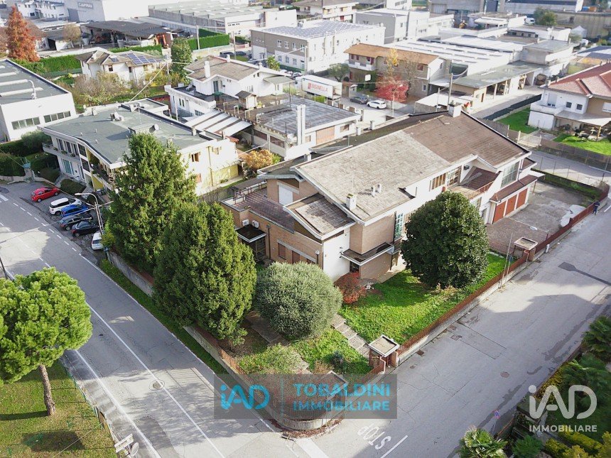 Shop / premises commercial of 1,204 m² in Vicenza (36100)