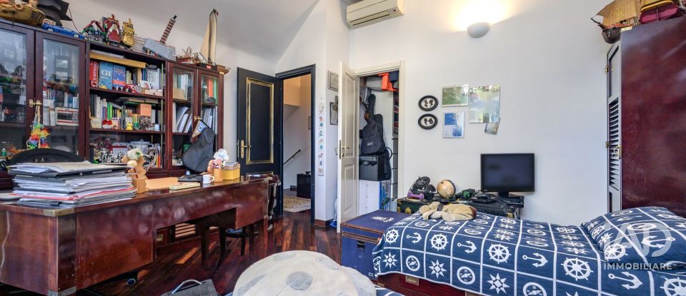 Abitazione 10 locali di 210 m² in Genova (16155)