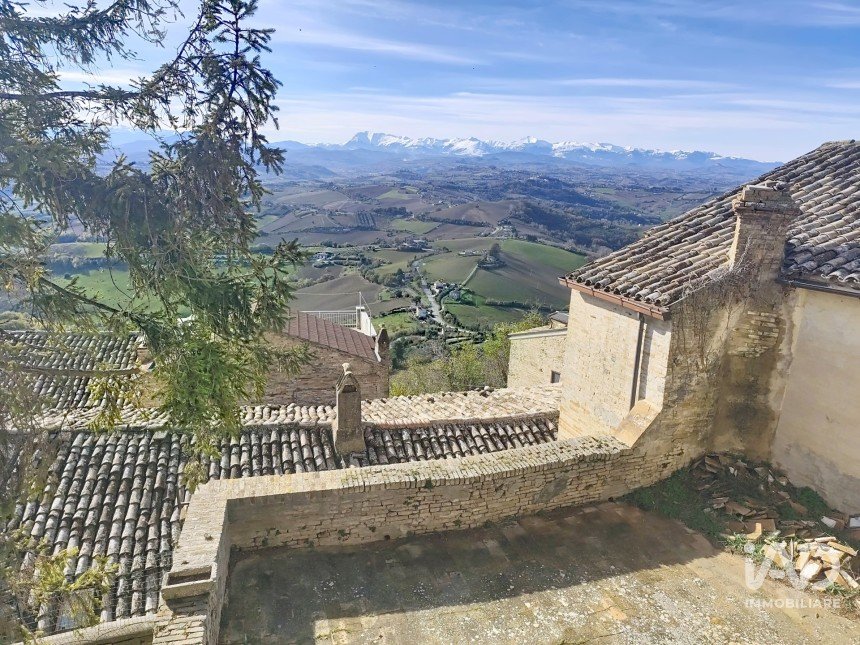 Costruzione di 800 m² in Monterubbiano (63825)