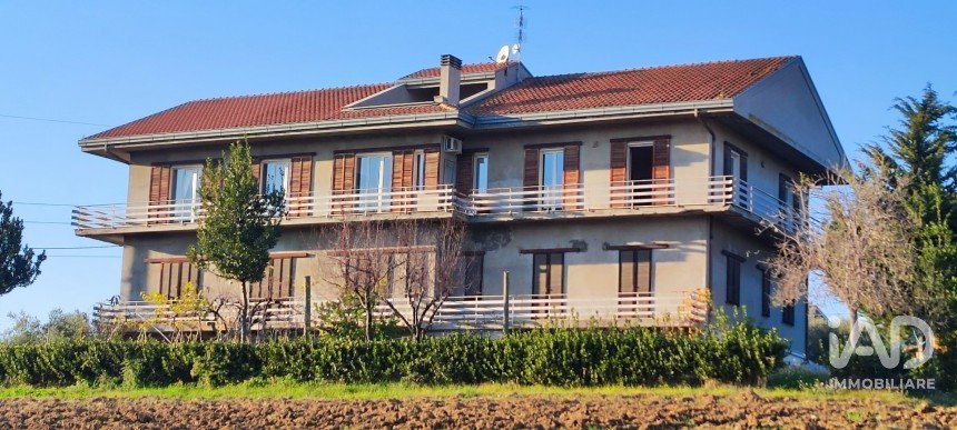 Casa indipendente 12 locali di 700 m² in Giulianova (64021)