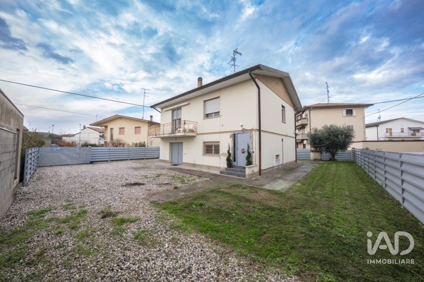 House 7 rooms of 220 m² in Portomaggiore (44015)