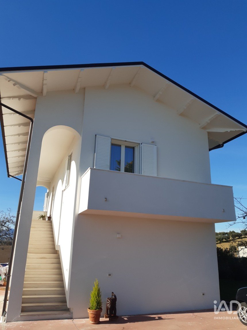 Townhouse 5 rooms of 245 m² in Mosciano Sant'Angelo (64023)