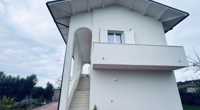 Casa indipendente 5 locali di 245 m² in Mosciano Sant'Angelo (64023)