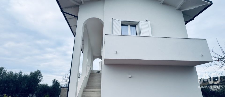 Townhouse 5 rooms of 245 m² in Mosciano Sant'Angelo (64023)