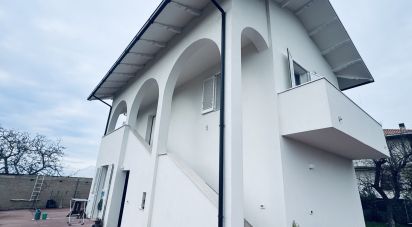 Casa indipendente 5 locali di 245 m² in Mosciano Sant'Angelo (64023)