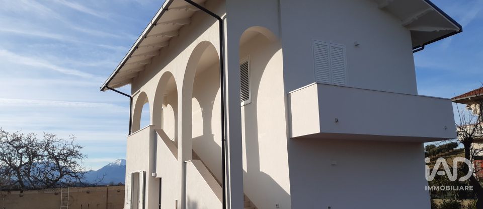 Townhouse 5 rooms of 245 m² in Mosciano Sant'Angelo (64023)