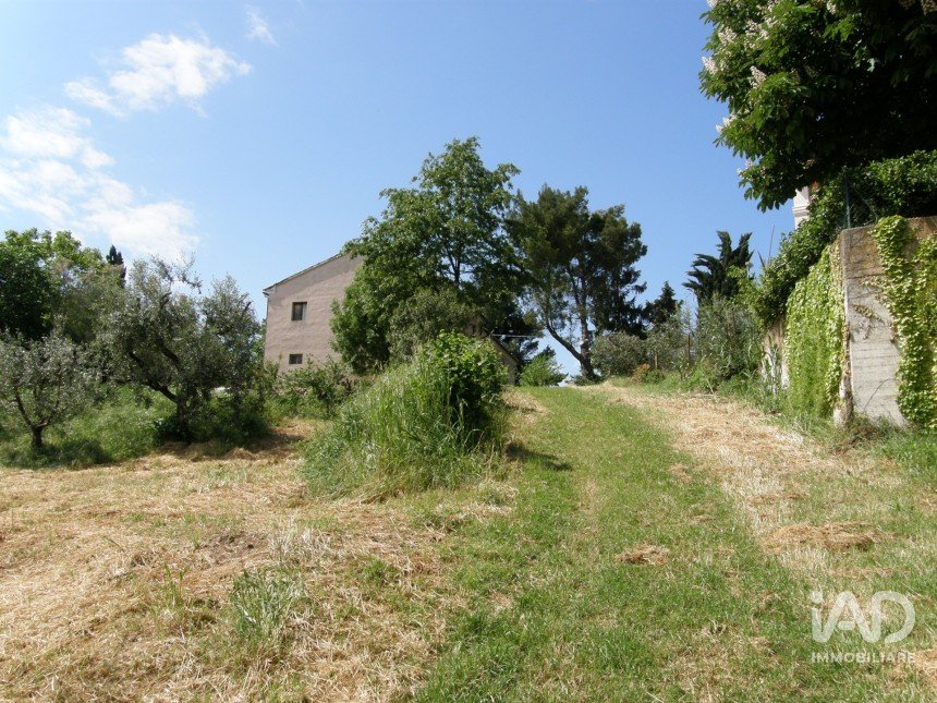 Casa indipendente / Villa 7 locali di 350 m² in Fano (61032)