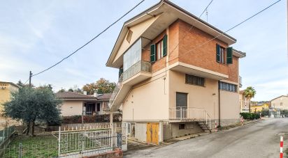 Casa indipendente / Villa 7 locali di 235 m² in Monterubbiano (63825)
